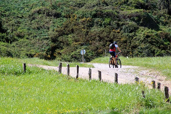 Recorriendo en bici la senda de Cabo Peñas en Asturias