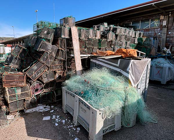 Aparejos de los barcos marineros en un puerto asturiano