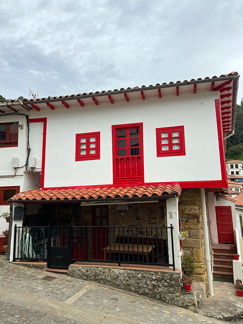 Casas de marineros en un pueblo de la costa de Asturias
