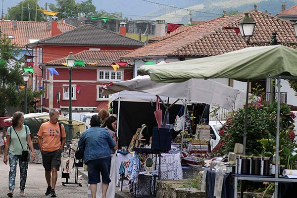 Mercado en primavera en un pueblo asturiano