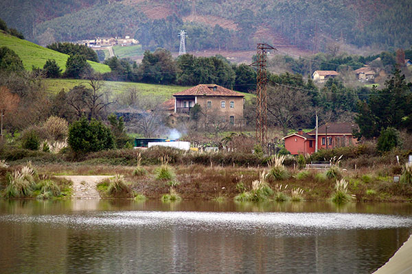 Vista del embalse de San Andrés de los tacones en Asturias