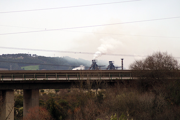Vista de la acería de Veriña de Arcelor Mitall en Gijón, desde el embalse de San Andrés de los Tacones