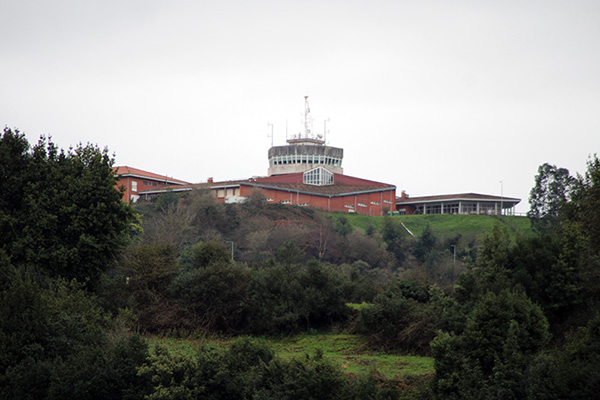 El Centro de Seguridad Marítima Integral Jovellanos, visible desde el embalse de San Andrés de los Tacones en Asturias