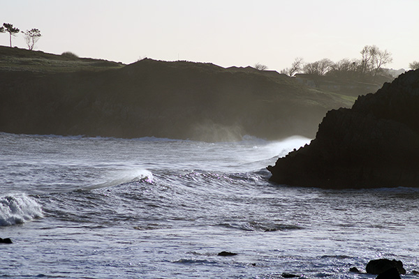 Ensenada de la ría de Perán en Candás en Asturias, con pleamar y marejada