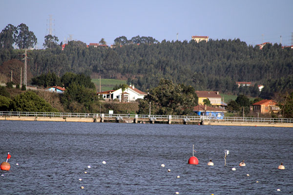Vista del embalse de Trasona en Asturias, con la presa al fondo de la imagen