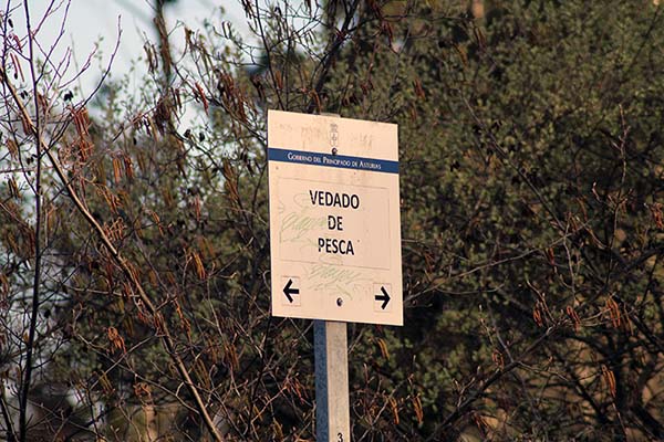 Indicador de veda para la pesca en el embalse de Trasona en Asturias