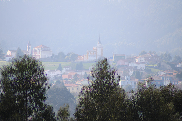 La neblina matinal envuelve Somao en Asturias
