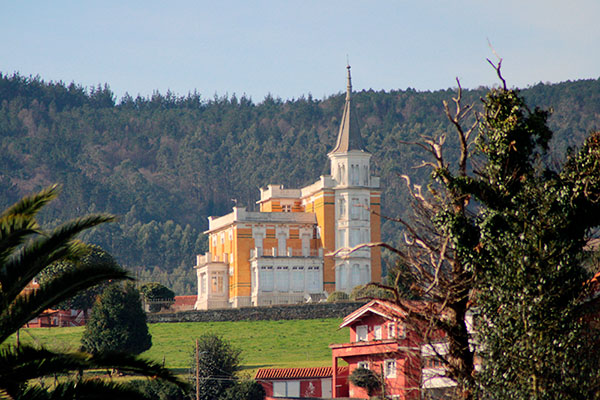 Casa Amarilla o Casa de la Torre en Somao en Asturias