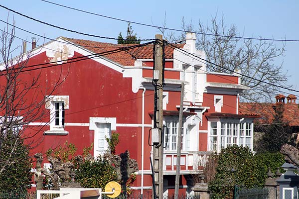 Desperfectos en las casas de indianos de Somao en Asturias