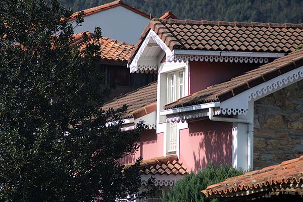 Detalles indianos en las fachadas de las casas en Somao