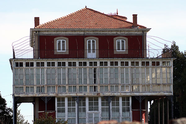 Desperfectos en las casas de indianos de Somao en Asturias