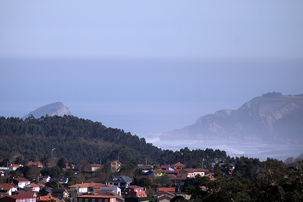 Vista de la desembocadura del Nalón en Asturias, desde la población de Somao