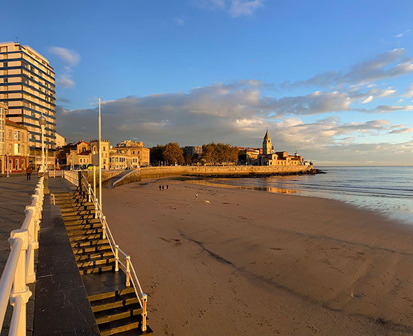Paseo del muro de San Lorenzo en Gijón en una mañana primaveral
