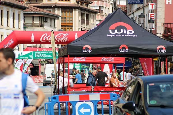 Competición deportiva en un pueblo de Asturias en Primavera
