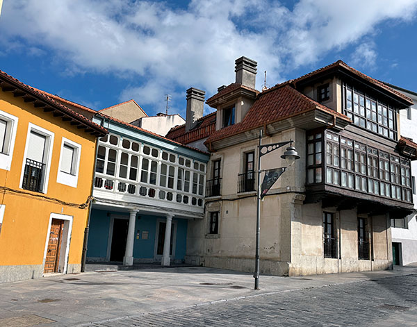 Casas de marineros en un pueblo de la costa de Asturias