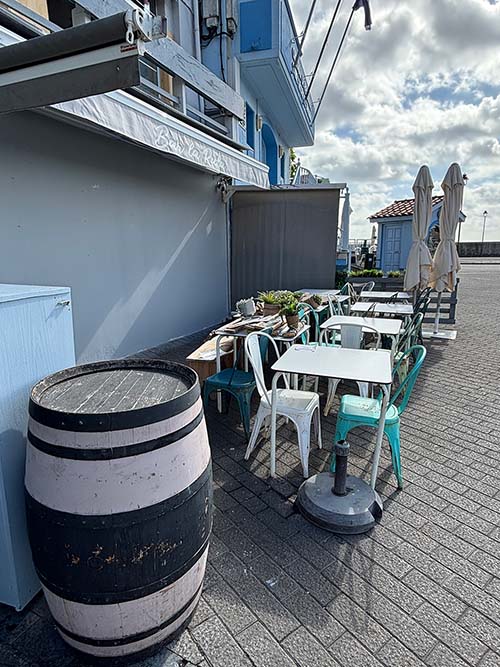 Terraza hostelera en el puerto de un pueblo marinero de Asturias