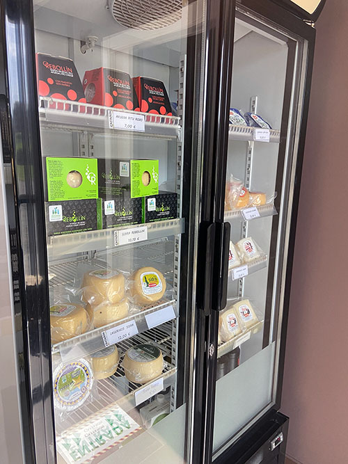 Expositor de quesos asturianos en un local comercial