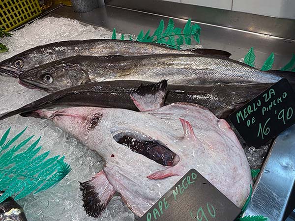 Merluzas y pixín o rape a la venta en una pescadería en Asturias