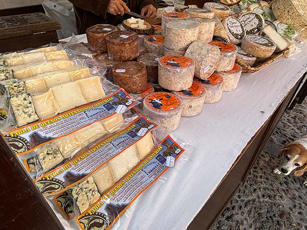 Quesos asturianos en un mercado tradicional