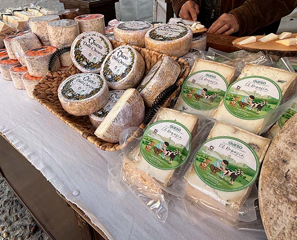Variedad de quesos asturianos en un mercado tradicional