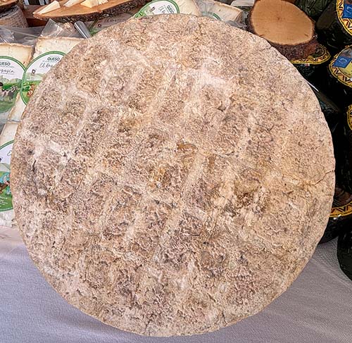 Queso asturiano madurado y listo para trocear