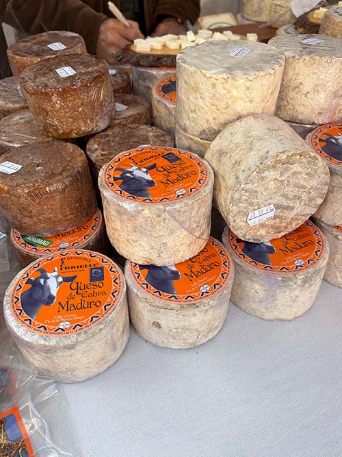 Quesos asturianos en un mercado tradicional