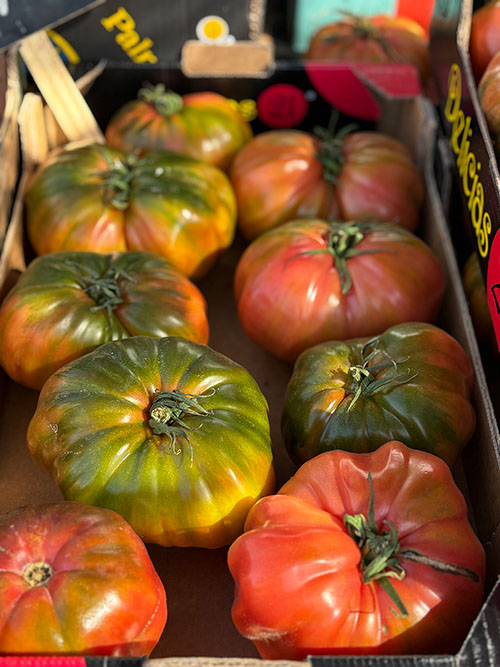 Tomates asturianos a la venta en un mercado tradicional