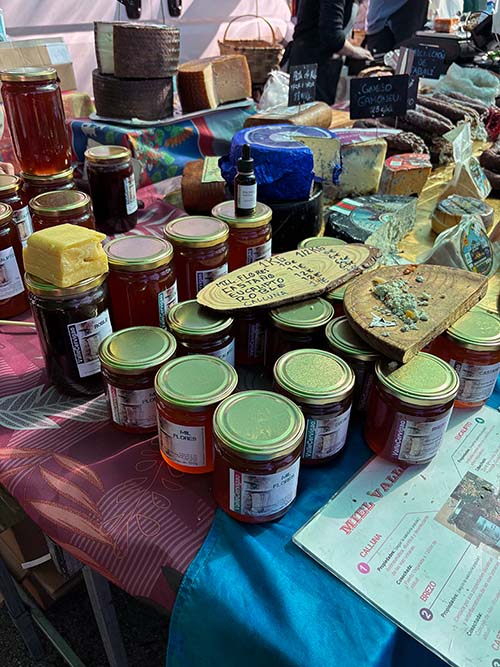 Quesos asturianos y miel a la venta en un mercado