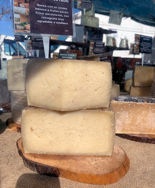 Queso asturiano ahumado en un mercado tradicional en Asturias