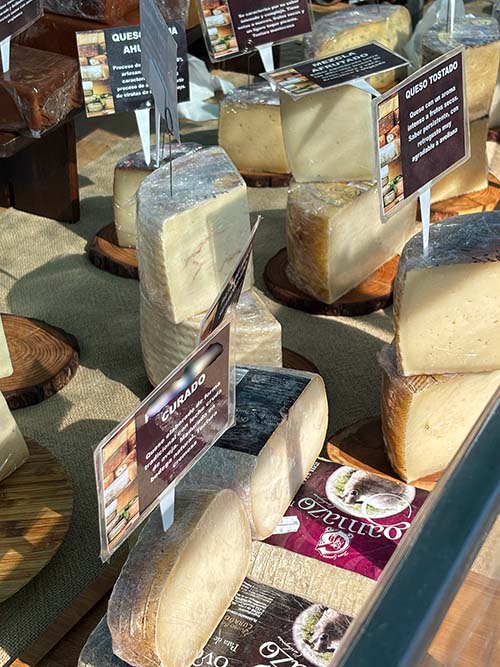 Mercado de queso tradicional en Asturias