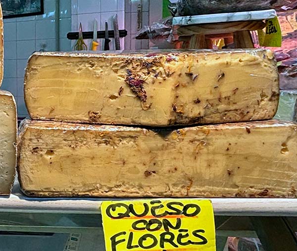 Queso asturiano con flores