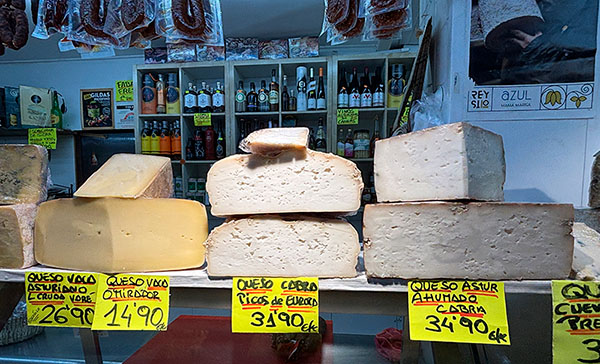 Expositor de queso asturianos en un mercado diario