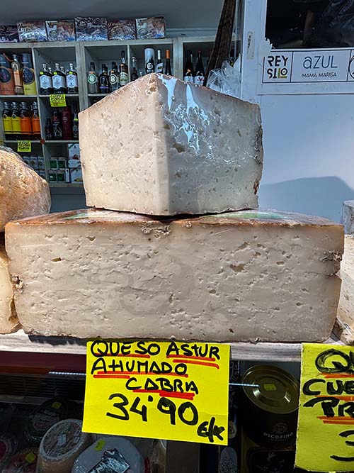 Queso asturiano ahumado de cabra