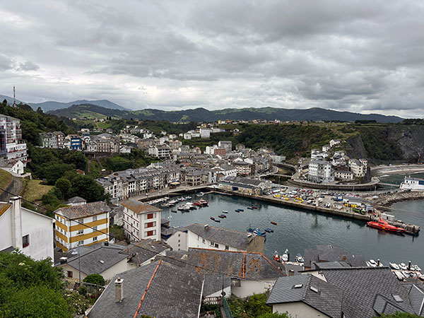 Vista del interior del puerto de Luarca en Asturias