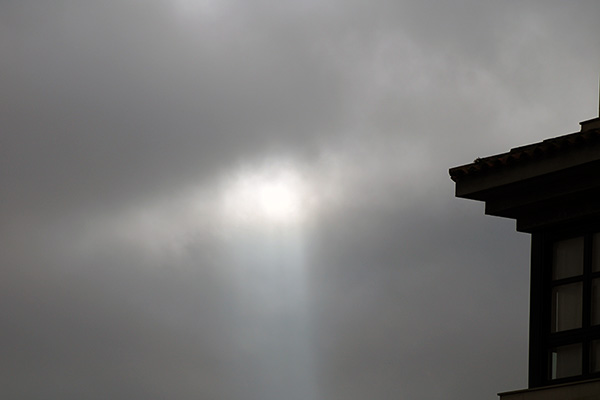 Las nubes se abren para dejar paso al sol en un día de invierno