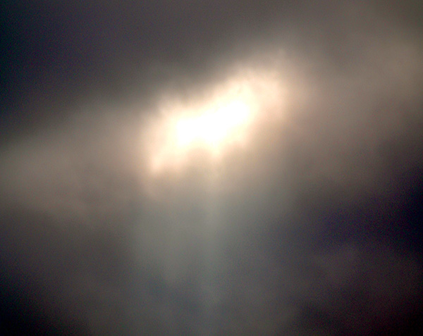 Las nubes se abren para dejar paso al sol en un día de invierno