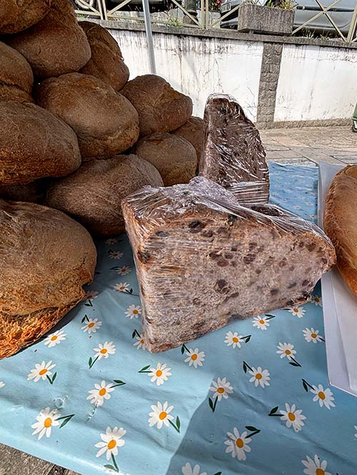 Pan de masa madre a la venta en un mercado asturiano