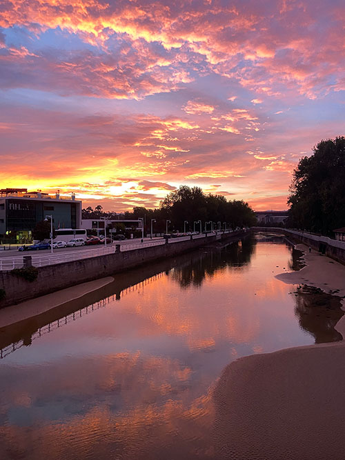 Amanecer sobre el río Piles en Gijón