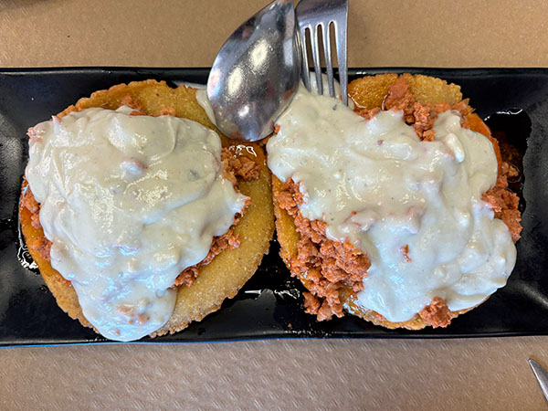 Tortos asturianos con picadillo y salsa cabrales