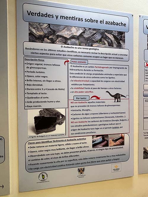 Panel explicativo sobre la formación del azabache asturiano