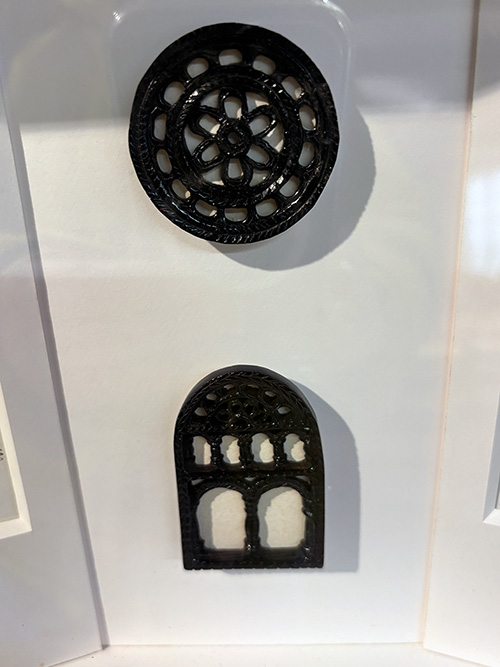 Piezas de azabache asturiano