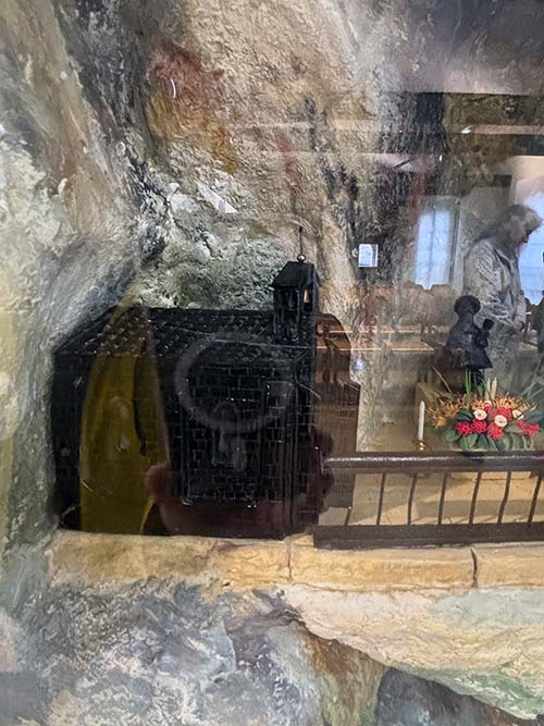Reproducción de la "Santa Cueva de Covadonga" de Asturias con piezas de azabache asturiano