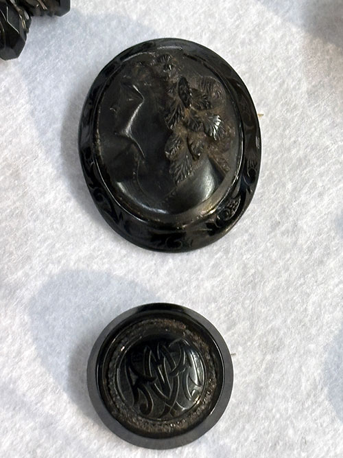 Piezas de azabache asturiano