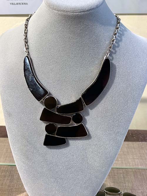 Collar de azabache asturiano