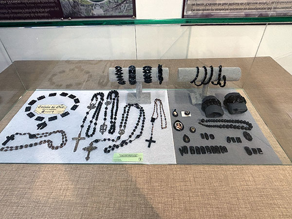 Piezas, collares, brazaletes y rosarios de azabache asturiano