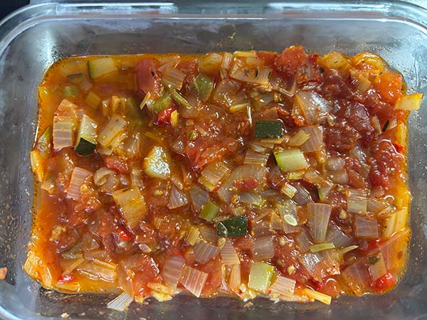 Pisto de tomate, cebolla, ajo puerro, pimiento rojo y verde y calabacín