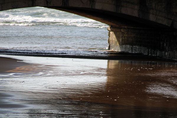 Puente sobre el río Piles en Gijón