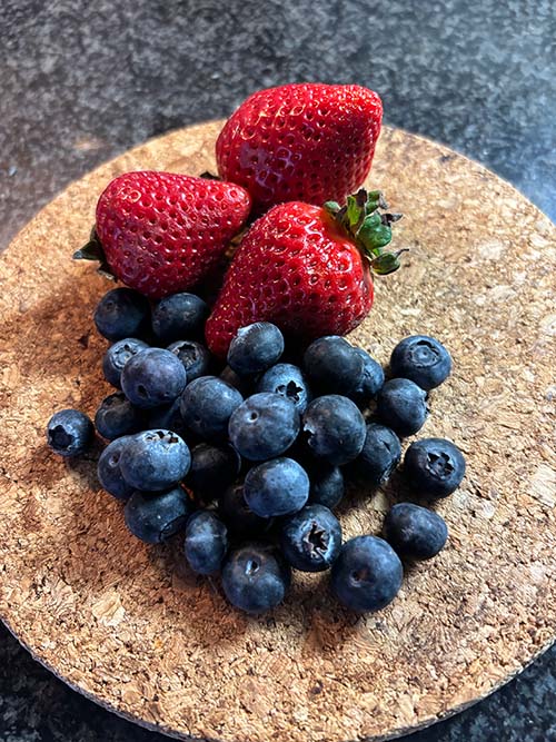 Fresas y arándanos para hacer mermelada para los tortos