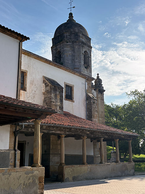 Iglesia de Santa María de Sábada en Lastres en Asturias