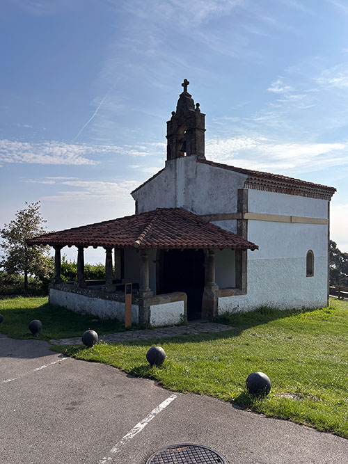 Ermita de San Roque en Lastres en Asturias